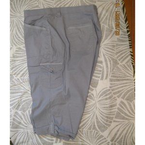Comfy NWOT grey Gloria Vanderbilt cargo shorts 22W